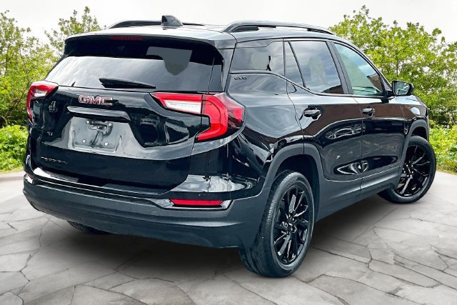 Used 2024 GMC Terrain SLE w/ Elevation Edition FWD image 2