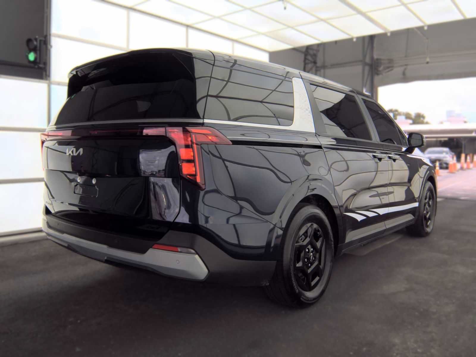 Used 2026 Kia Carnival FWD image 3