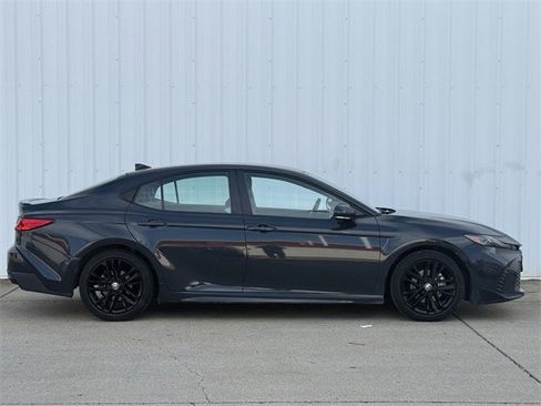 Used 2025 Toyota Camry SE image 3