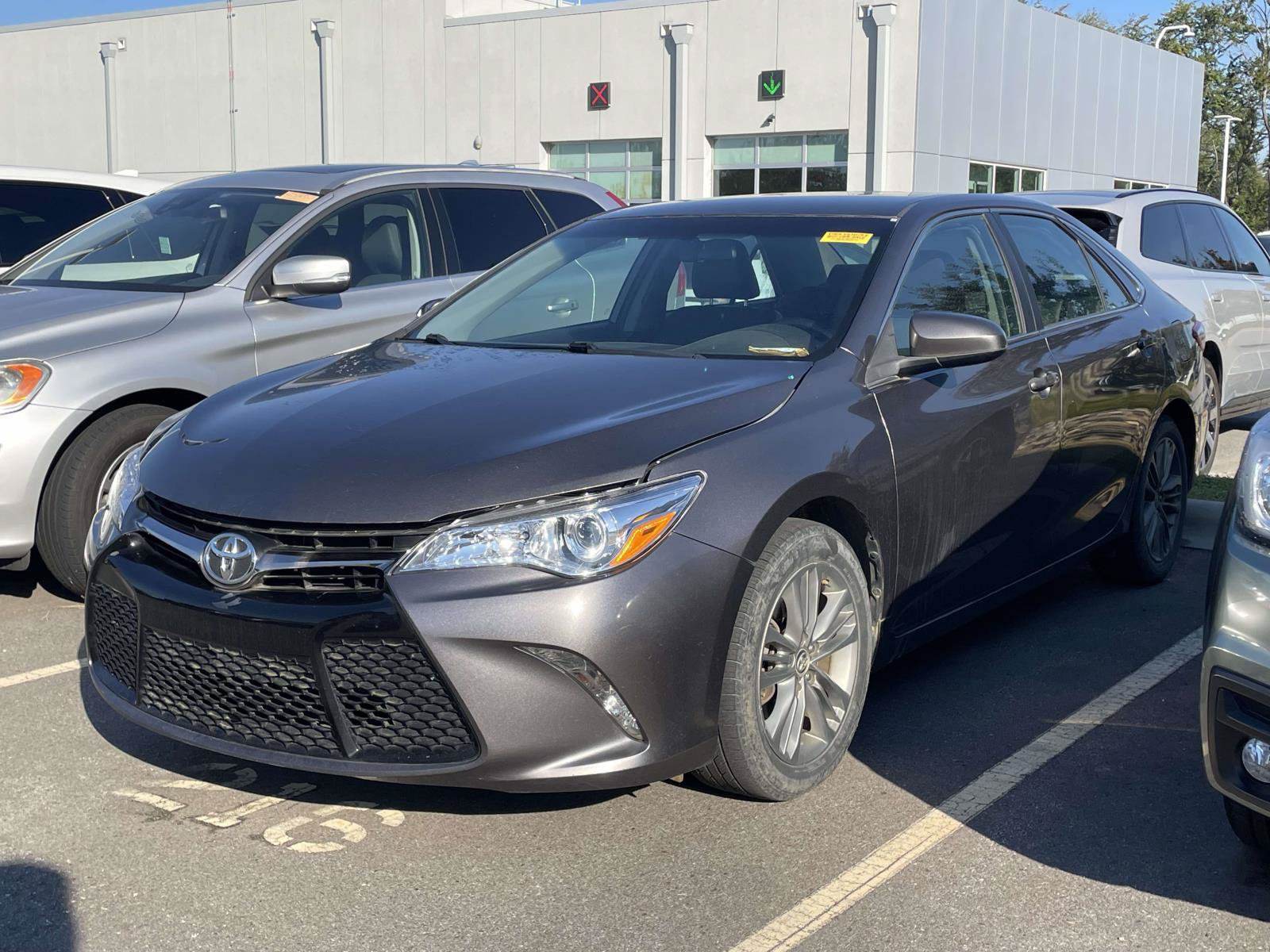 Used 2016 Toyota Camry SE FWD image 2