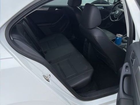 Used 2017 Volkswagen Jetta SE image 14