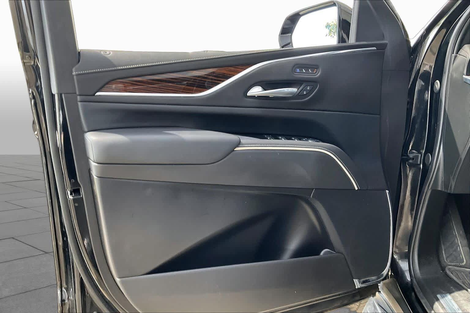 Used 2024 Cadillac Escalade Premium Luxury RWD image 21