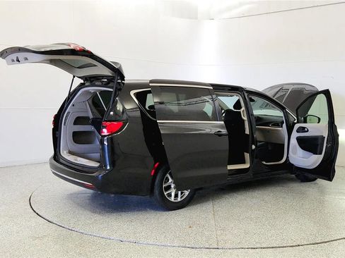 Used 2023 Chrysler Pacifica Touring-L FWD image 12