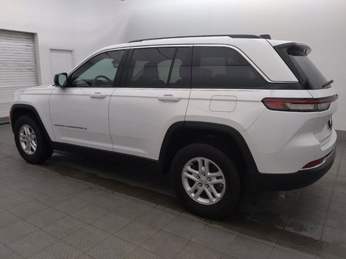 Used 2023 Jeep Grand Cherokee Laredo w/ Luxury Tech Group I RWD image 3