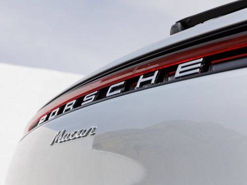 Certified 2026 Porsche Macan AWD/4WD image 12