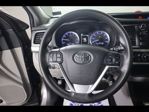 Used 2019 Toyota Highlander LE AWD/4WD image 17