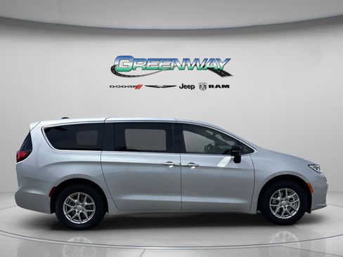 New 2026 Chrysler Pacifica Select image 5