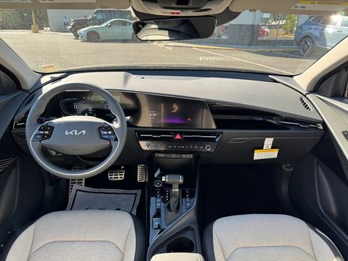 New 2025 Kia Niro SX Touring image 19