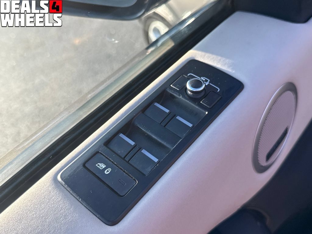 Used 2017 Land Rover Discovery HSE AWD/4WD image 11