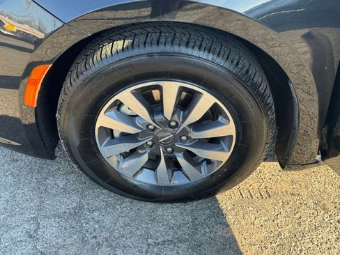 Used 2023 Chrysler Pacifica Touring-L image 32