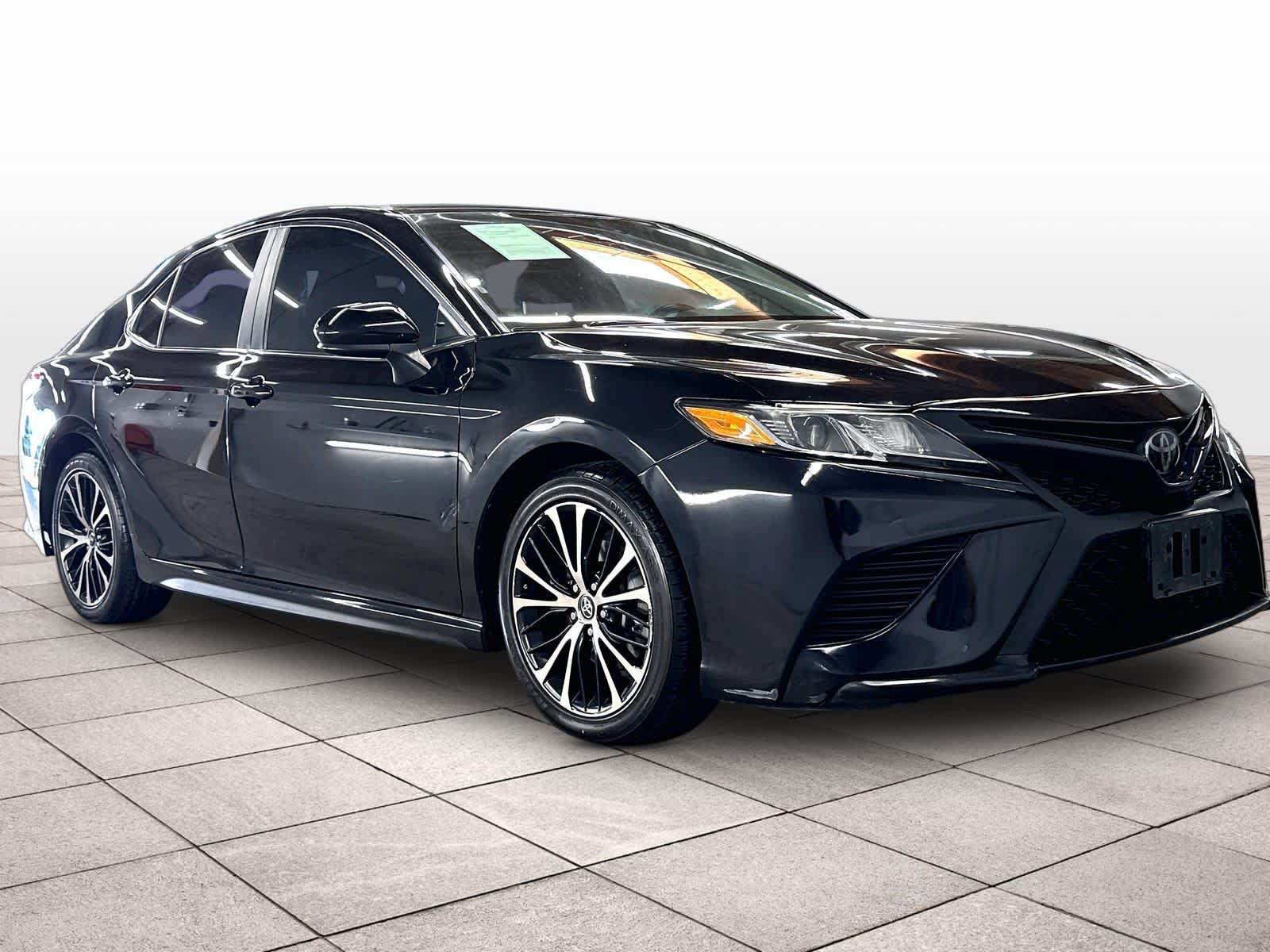 Used 2020 Toyota Camry SE FWD image 2