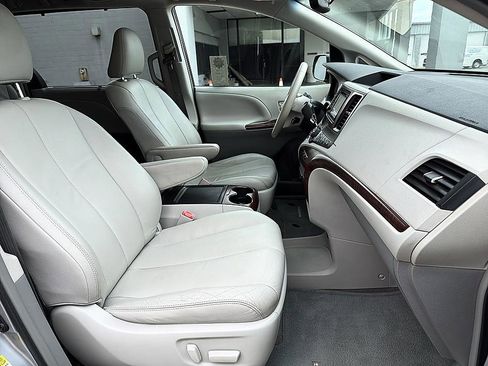 Used 2013 Toyota Sienna XLE w/ Entertainment Pkg FWD image 20