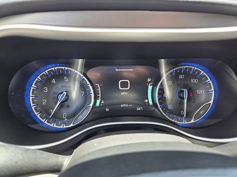 Used 2023 Chrysler Pacifica Touring-L FWD image 23