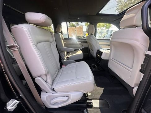Used 2025 Jeep Wagoneer Series III w/ Premium Group I AWD/4WD image 28