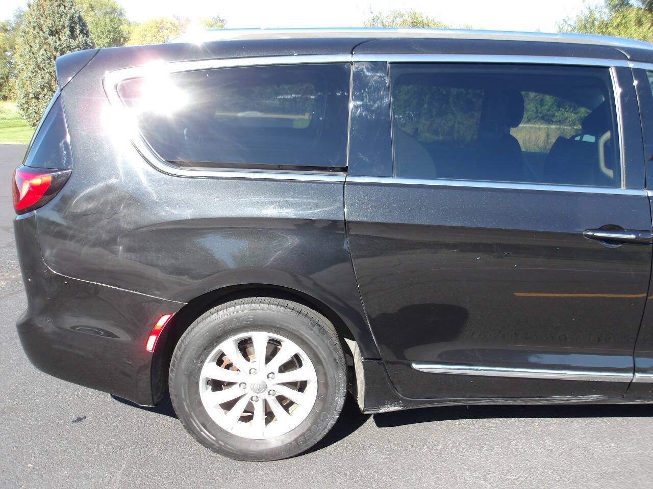 Used 2018 Chrysler Pacifica Touring-L FWD image 34