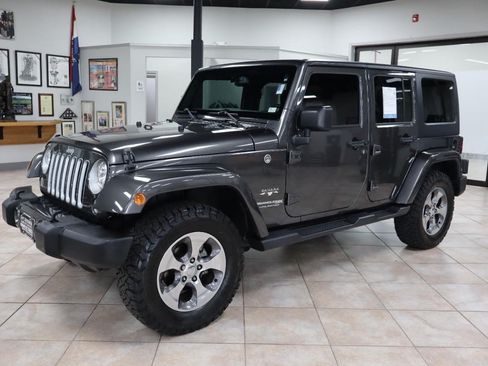 Used 2018 Jeep Wrangler Unlimited Sahara w/ Connectivity Group AWD/4WD image 2
