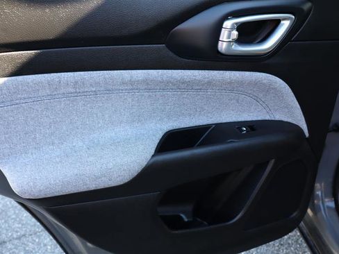 Used 2024 Jeep Compass Latitude image 9