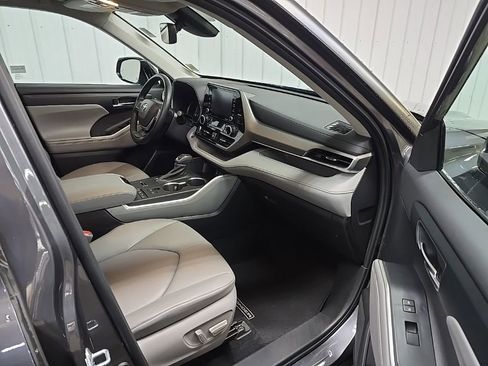 Used 2022 Toyota Highlander XLE image 16