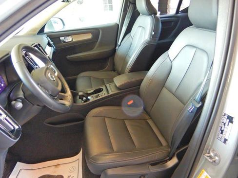 Used 2025 Volvo XC40 B5 Core image 13