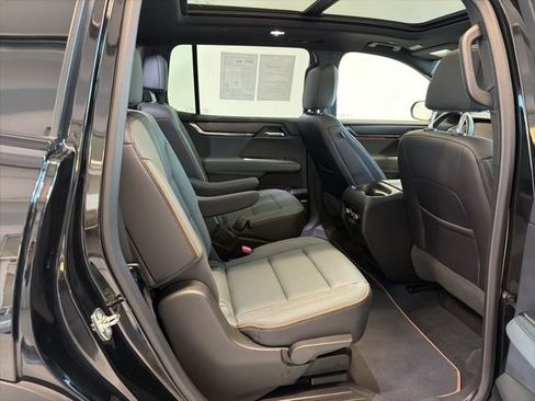 Used 2025 GMC Acadia AT4 w/ Luxury Package image 45