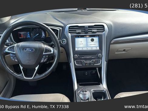 Used 2018 Ford Fusion SE w/ Fusion SE Technology Package FWD image 9