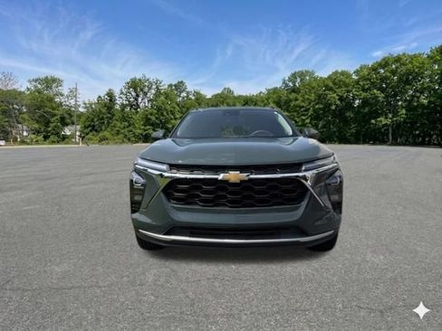 Used 2025 Chevrolet Trax LT FWD image 3