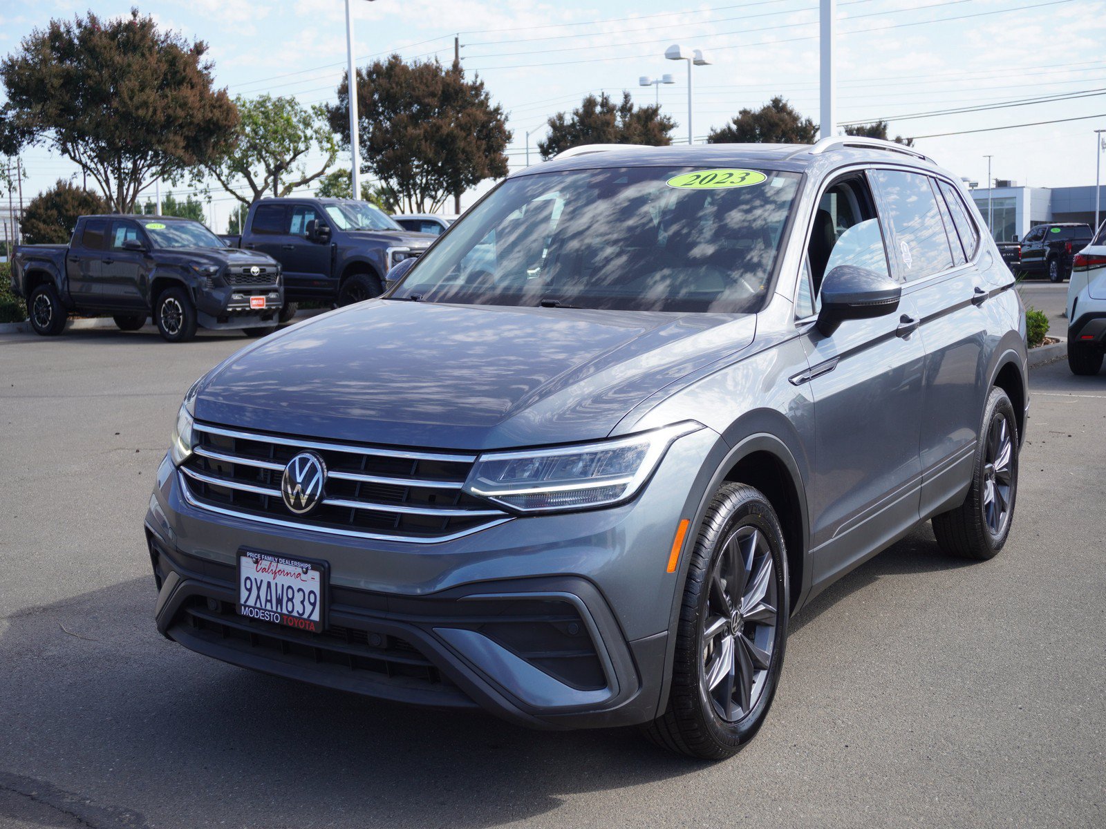 Used 2023 Volkswagen Tiguan SE w/ Panoramic Sunroof Package AWD/4WD image 5