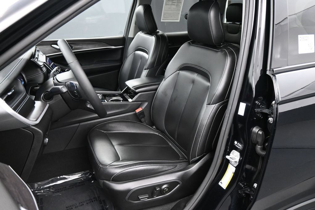 Used 2023 Jeep Grand Cherokee Limited w/ Black Appearance Package AWD/4WD image 19
