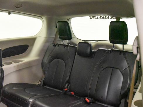 Used 2020 Chrysler Voyager Lxi image 7