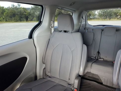 Used 2019 Chrysler Pacifica LX image 12