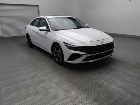 Used 2025 Hyundai Elantra SEL FWD image 13