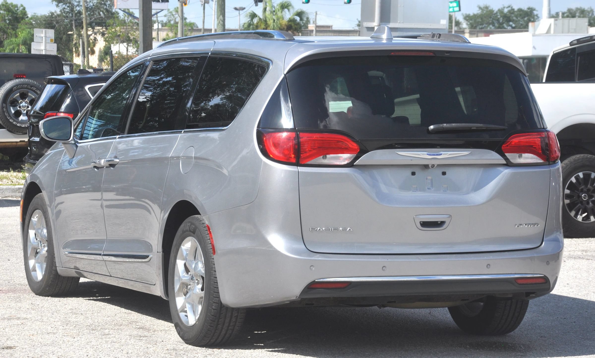 Used 2018 Chrysler Pacifica Limited FWD image 29