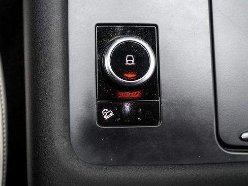 Used 2025 Land Rover Discovery S image 23