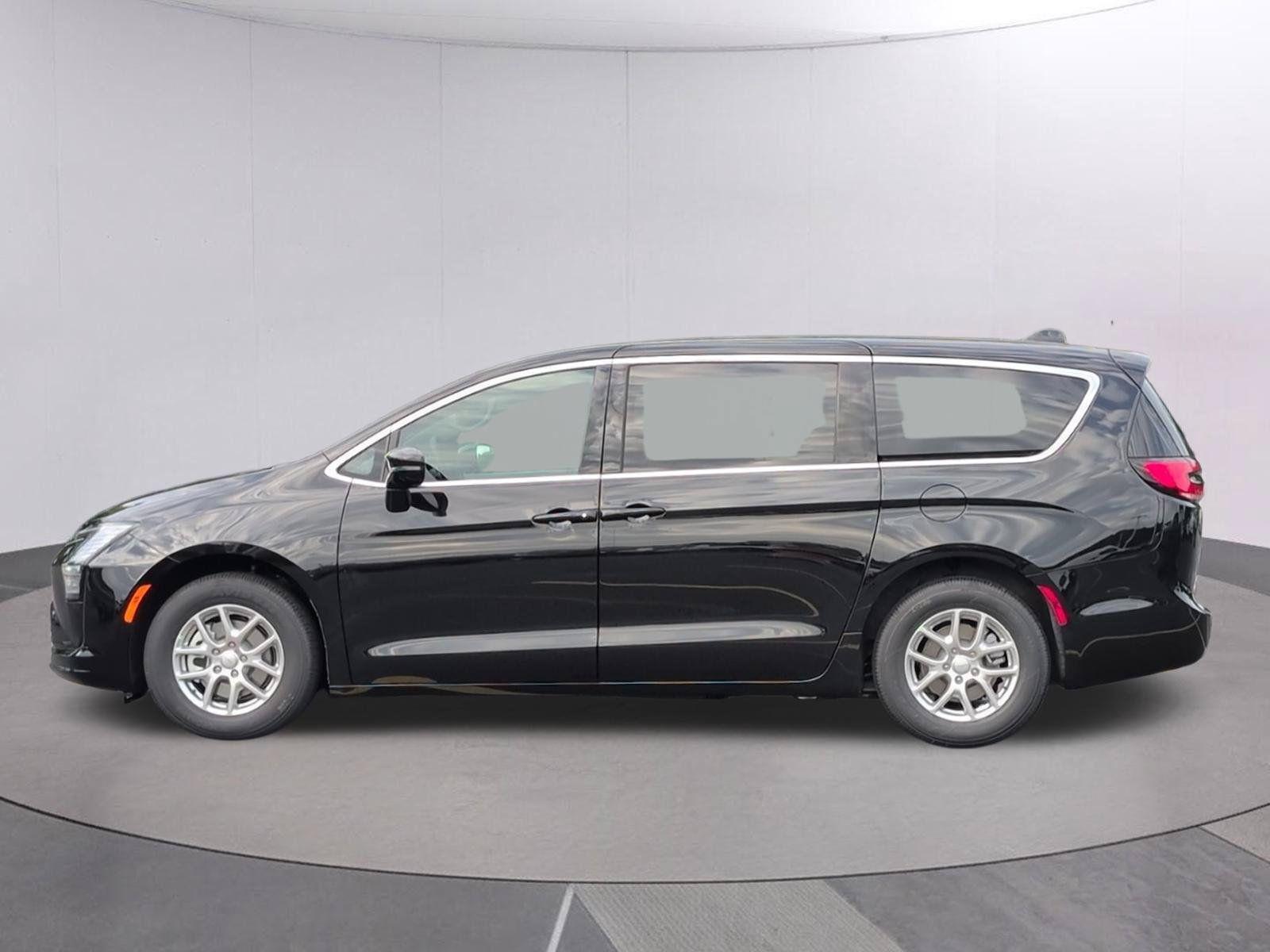 New 2027 Chrysler Pacifica Select FWD image 2