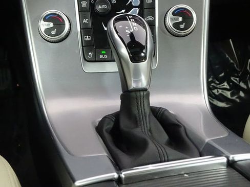 Used 2017 Volvo S60 T5 Inscription image 36