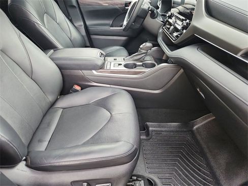 Used 2021 Toyota Highlander Limited image 28
