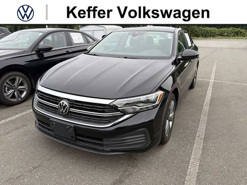 Used 2024 Volkswagen Jetta SE FWD image 1