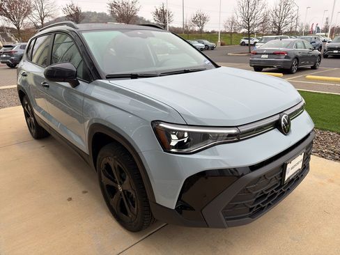 New 2026 Volkswagen Taos SE image 4