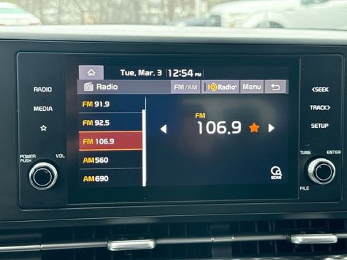 Used 2022 Kia Carnival LX image 12