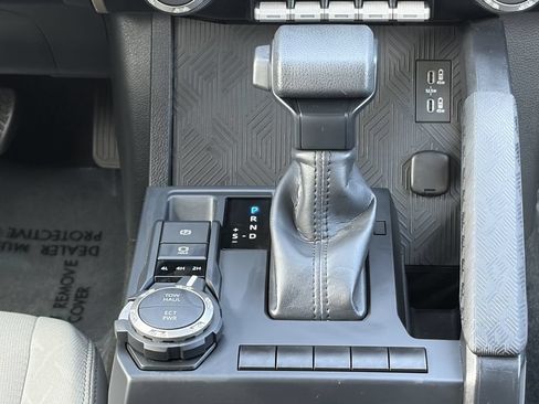 Certified 2025 Toyota Tacoma SR5 AWD/4WD image 29