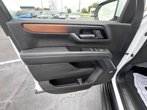 Used 2025 GMC Yukon Denali AWD/4WD image 8