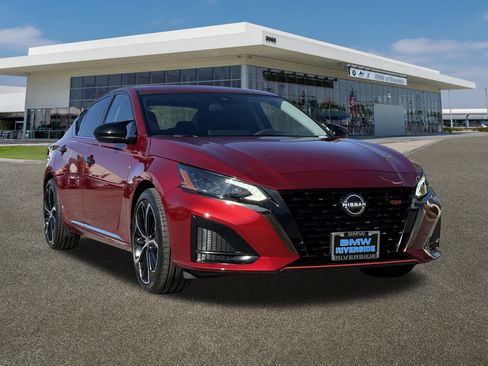 Used 2023 Nissan Altima 2.5 SR w/ SR Premium Package image 2