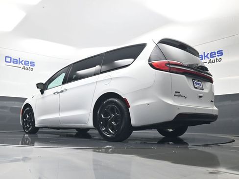 Used 2024 Chrysler Pacifica Select image 43