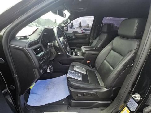 Used 2024 Chevrolet Suburban LT w/ Luxury Package RWD image 2