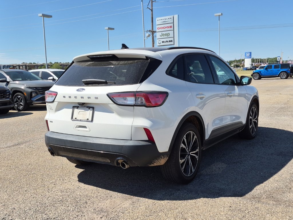 Used 2021 Ford Escape SE w/ SE Sport Appearance Package FWD image 3