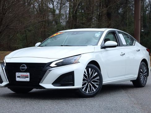 Used 2024 Nissan Altima 2.5 SV w/ SV Premium Package image 1