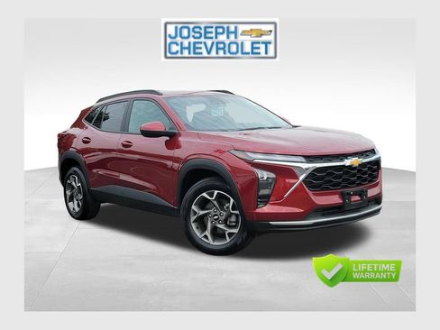 Used 2025 Chevrolet Trax LT FWD image 1