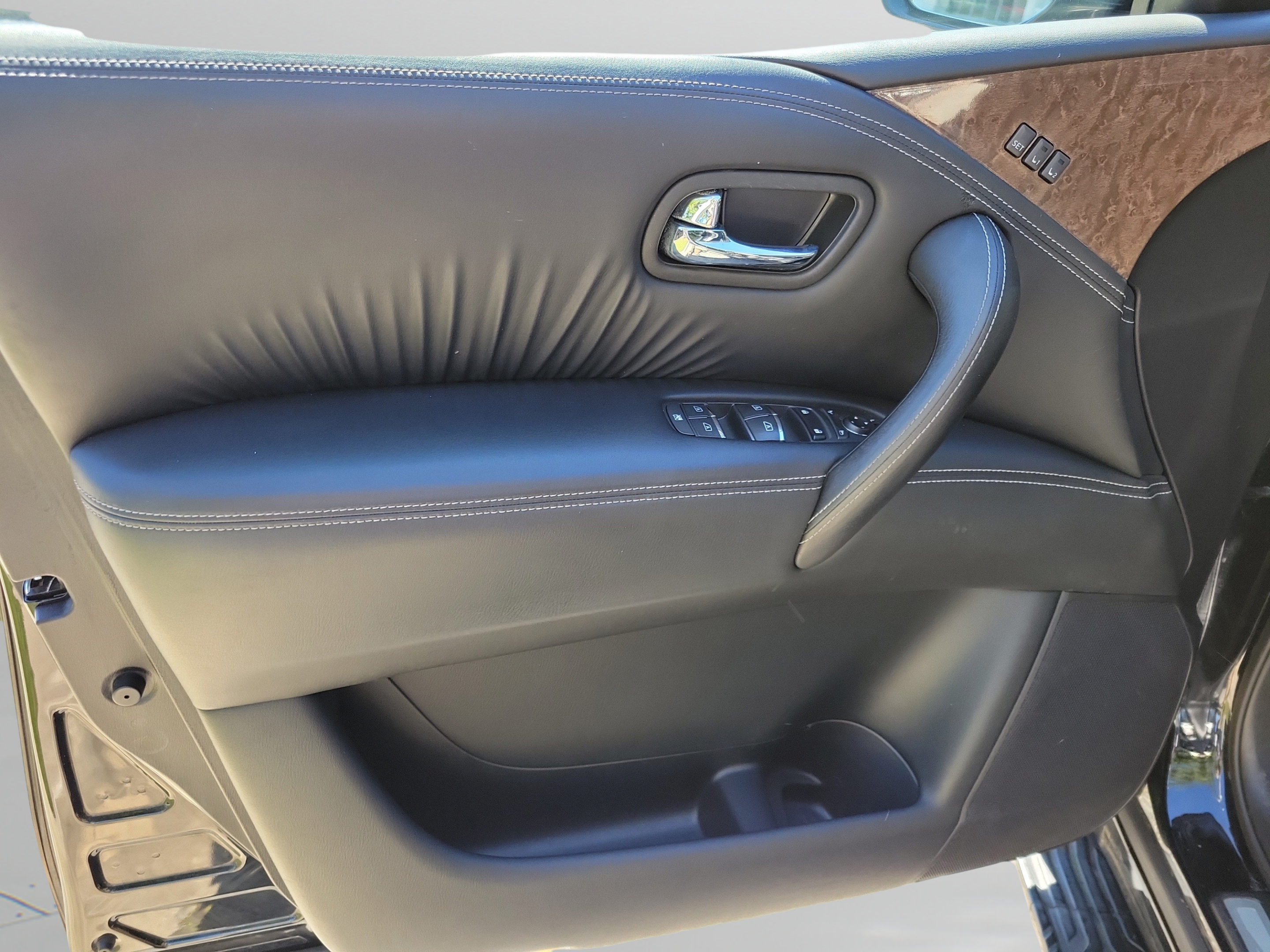 Used 2017 INFINITI QX80 2WD w/ Driver Assistance Package image 11