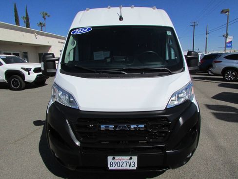 Used 2024 RAM ProMaster 2500 w/ Convenience Group FWD image 3