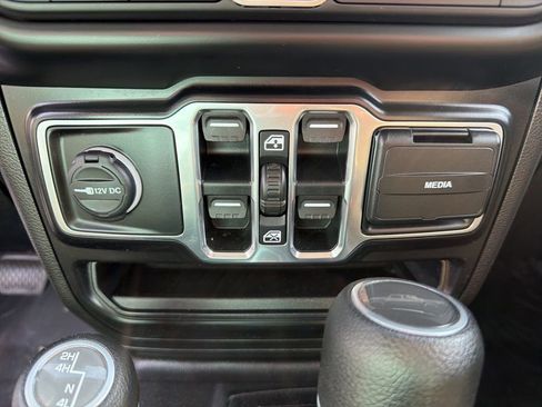 Used 2020 Jeep Gladiator Overland AWD/4WD image 39